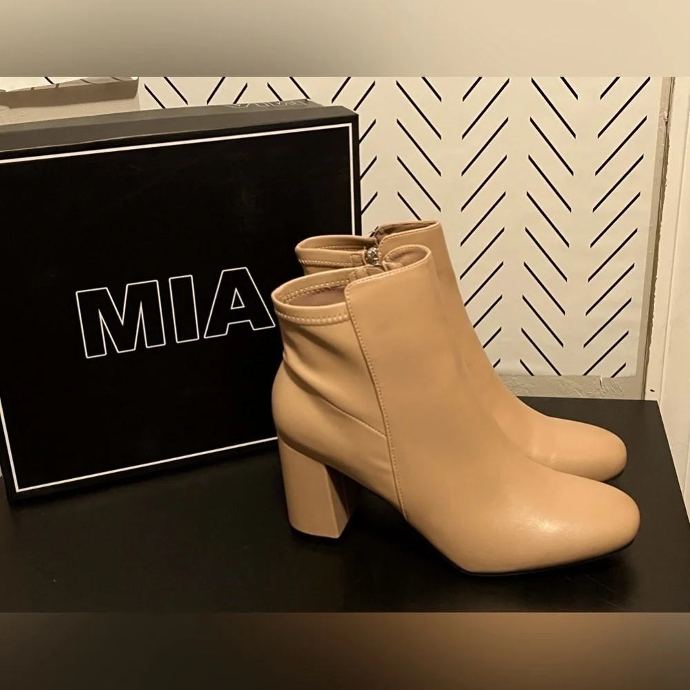 MIA Carla Booties in Nude NWT